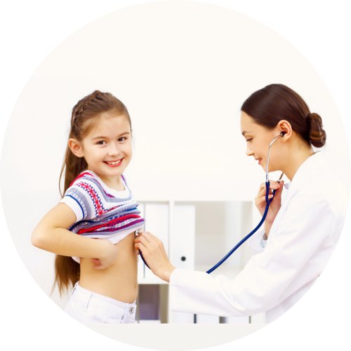 девочка у педиатра. дети у гинеколога. девочка у педиатра. маленькая девочка доктор. осмотр маленькой девочки.